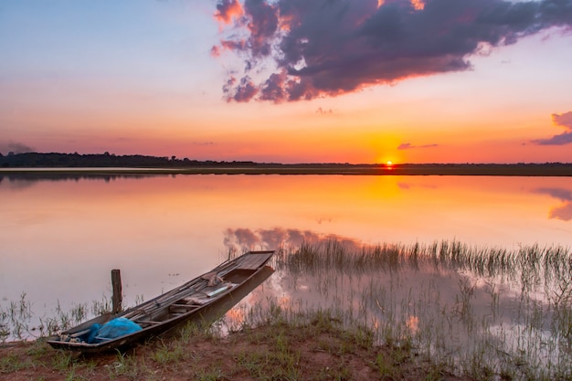 Zonsondergang weerspiegeling lagune. prachtige zonsondergang achter de wolken en de blauwe lucht boven het landschap van de lagune