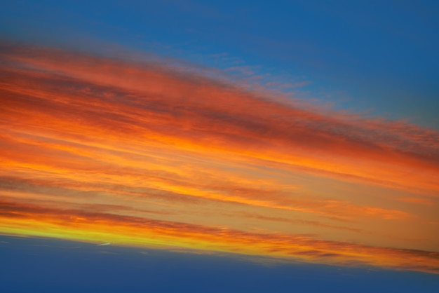 Zonsondergang wolken hemel in oranje en blauw