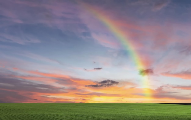 zonsondergang zee avond dramatisch bewolkt roze blauw oranje goud regenboog lucht