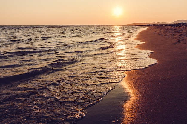 Zonsondergang zee zand strand landschap.