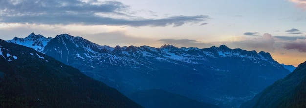 Zonsondergang zomer bergpanorama landschap Uitzicht vanaf de Timmelsjoch Hochalpenstraße op de grens met Italiaans Oostenrijk