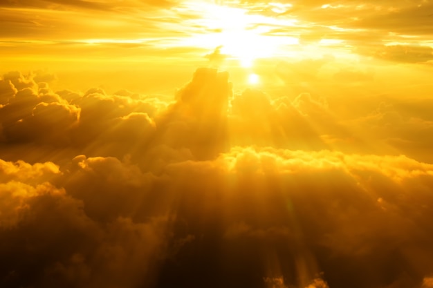 Zonsondergang / zonsopgang met wolken, lichtstralen atmosferische werking