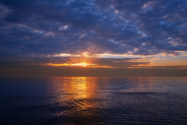 zonsondergang zonsopkomst boven de Middellandse zee