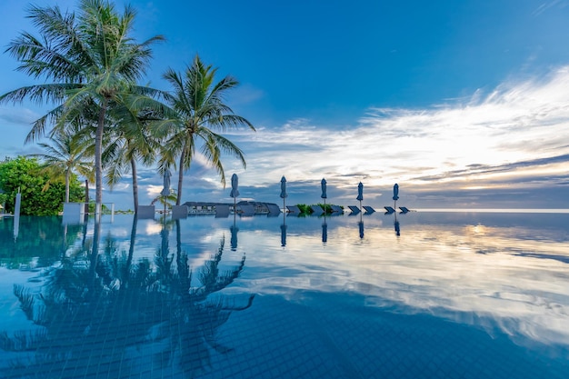 Zonsondergang zwembad reflectie, rustige recreatie aan het zwembad, exotisch tropisch strand landschap.