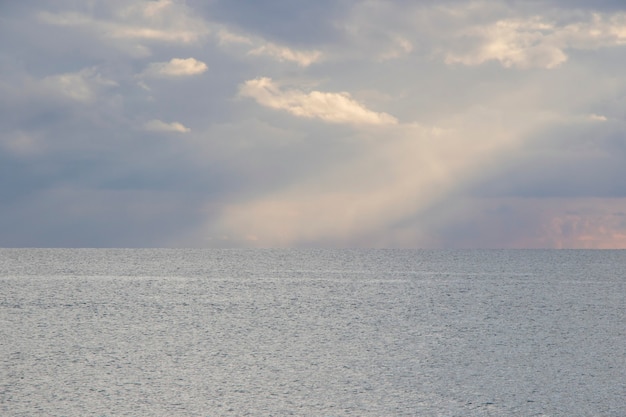 Zonsondergangachtergrond, zonsondergangmening van de Zwarte Zee en landschap in Adjara, Georgië