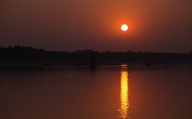 Zonsondergangbezinning over rivier