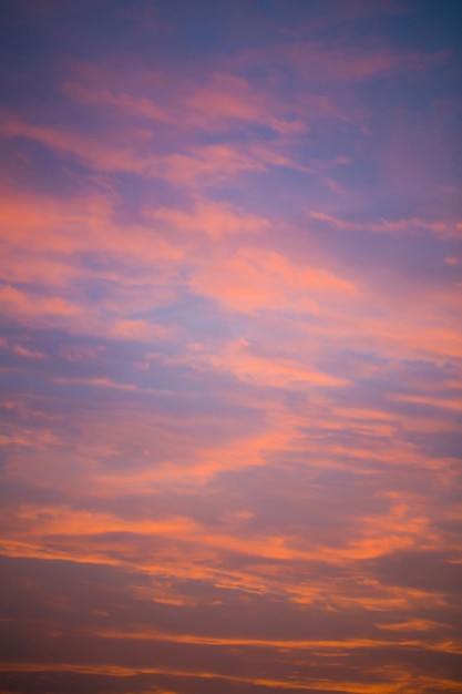 Zonsondergangblauwe en oranje lucht