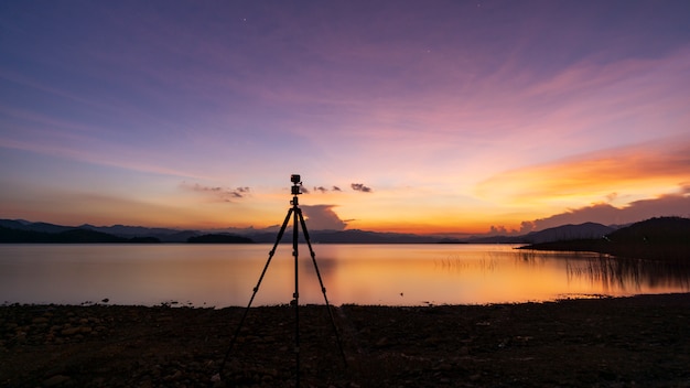 Foto zonsondergangfotograaf in nam bueng yai, mooi licht, landschap