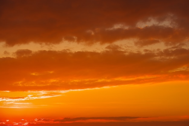 Zonsonderganghemel als achtergrond. Heldere horizon. brandende luchten