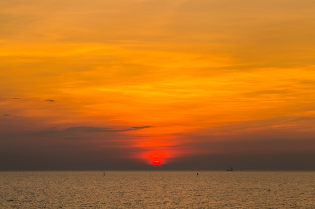 Zonsonderganghemel boven het overzees