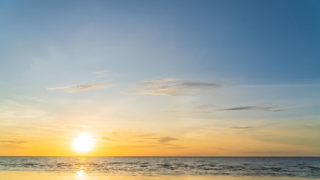 Zonsonderganghemel boven zee in de avond in het zomerseizoen