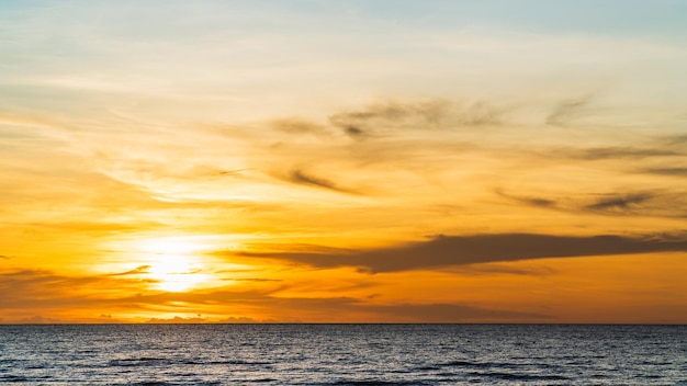 Foto zonsonderganghemel boven zee in de avond met oranje zonlicht gouden uurlandschap in het zomerseizoen