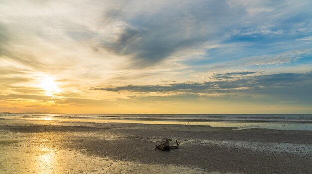 Zonsonderganghemel boven zee in de avond