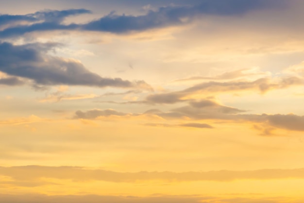 Zonsonderganghemel en wolken