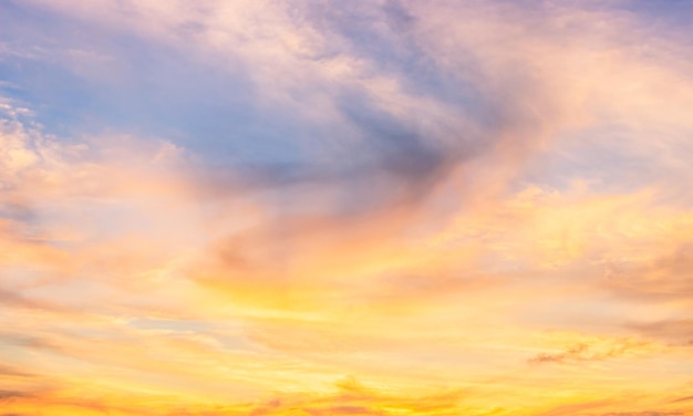 Zonsonderganghemel in de ochtend met gele zonsopgangwolken met gouden uur op zomerseizoen
