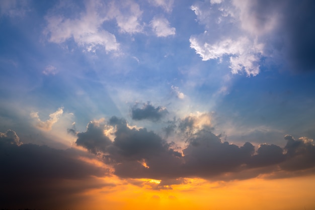 Zonsonderganghemel in de zomer