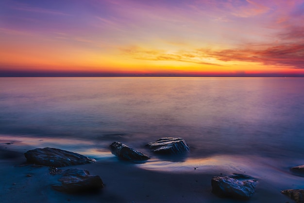 Zonsonderganghemel met dramatische zonsondergangwolken boven de zee prachtige zonsopgang boven de oceaan