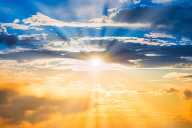 Zonsonderganghemel met kleurrijke wolken