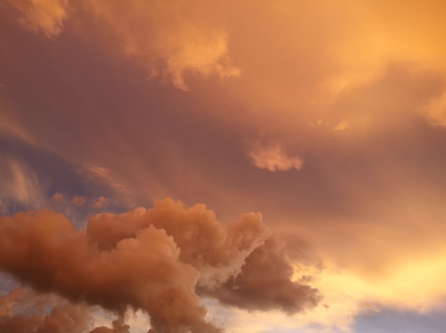 Zonsonderganghemel met zachte gouden kleurenachtergrond