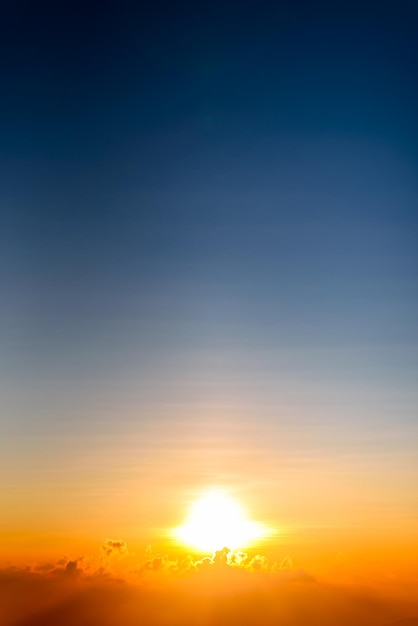 Foto zonsonderganghemel met zonnestralen