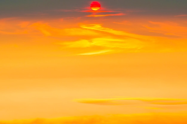 Zonsonderganghemel met zonsondergangwolken