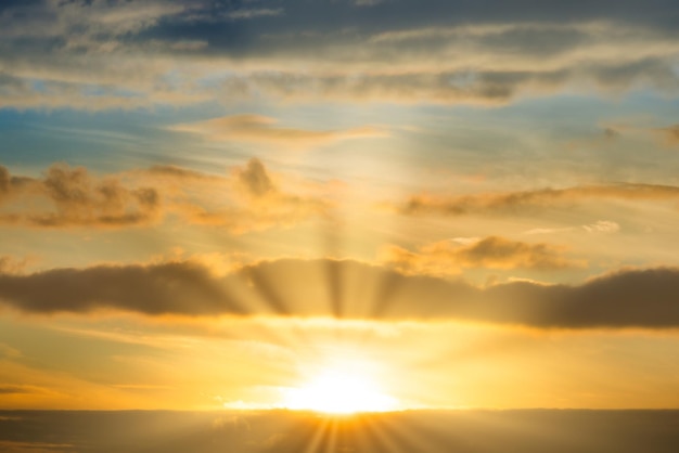 Zonsonderganghemel met zonsondergangwolken