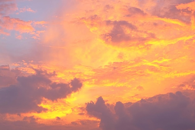 Zonsonderganghemel op de wolk van de avondtijd en hemelachtergrond