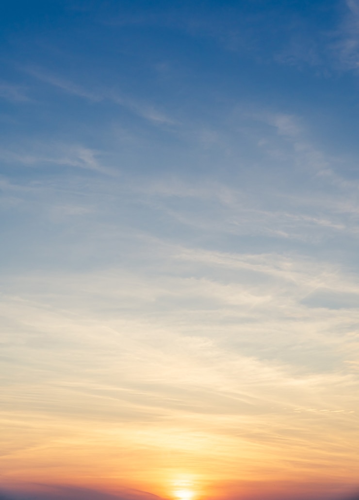 Foto zonsonderganghemel verticaal in de ochtend