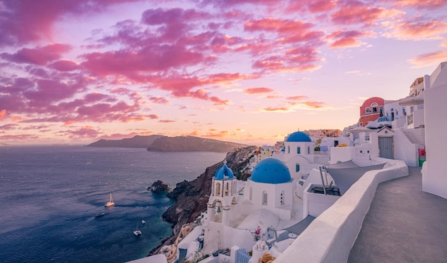 Zonsonderganghemelmening van de blauwe koepelkerken van Santorini, Griekenland Beroemde zomerreisbestemming