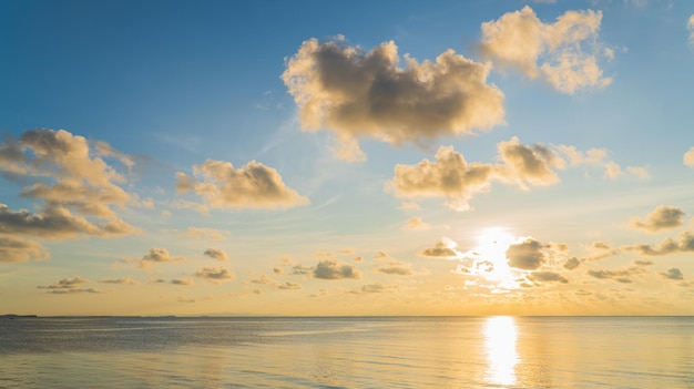 Foto zonsonderganghemelwolken boven zee in de avond met kleurrijk oranje zonlicht reflecteren op de zee