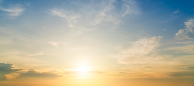 Zonsonderganghemelwolken met oranjegele zonlichtwolken in de avond op het zomerseizoen