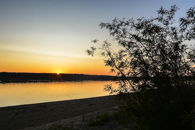 Zonsondergangkleuren op de rivier