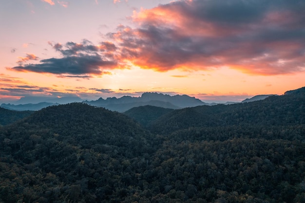 Zonsonderganglandschap bergen en avondlucht, berg en weg