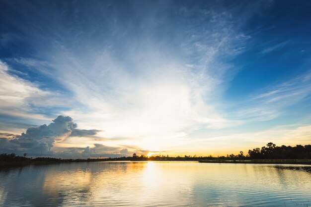 Zonsonderganglandschap met blauwe hemel