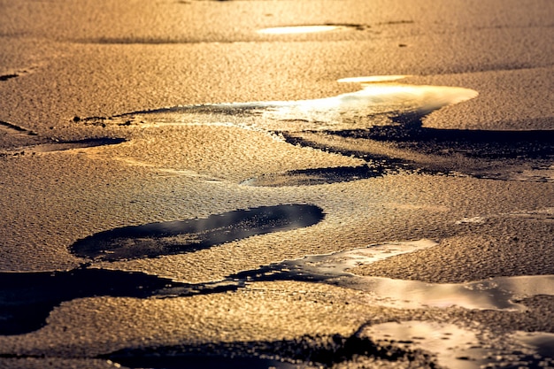 Zonsonderganglicht in de winter op het bevroren meer