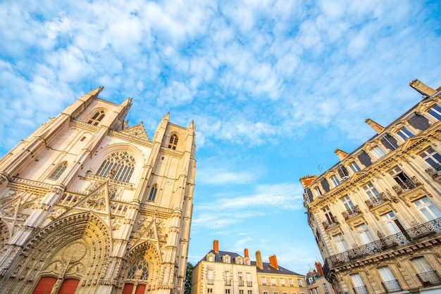 Zonsondergangmening over de kathedraal van heilige Pierre in de stad van Nantes in Frankrijk