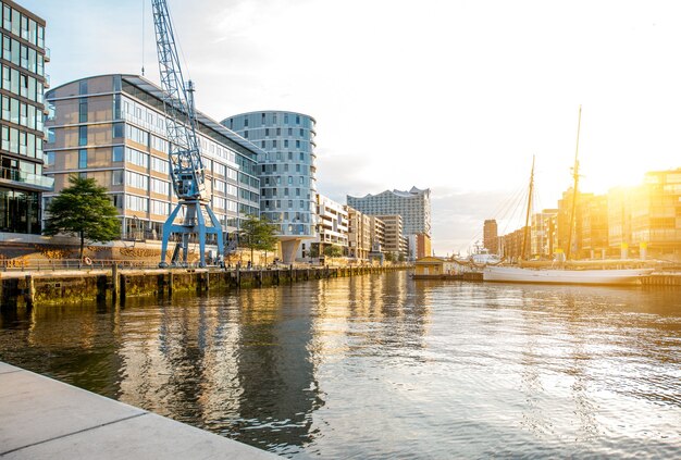 Zonsondergangmening over de moderne woonwijk aan de haven van Hafencity in Hamburg, Duitsland