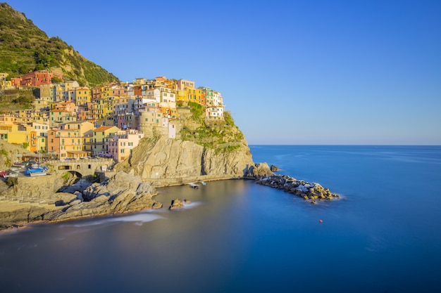 Zonsondergangmening van de historische gebouwen van Manarola in La Spezia, Italië