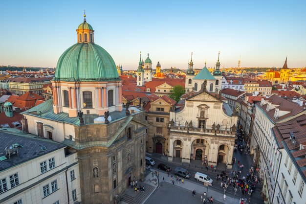 Zonsondergangmening van de oude stad van Praag in Tsjechische Republiek