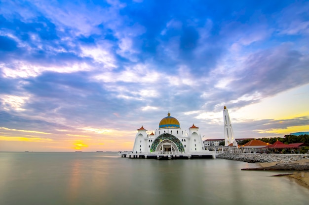 Zonsondergangmomenten bij Malacca Straits Mosque (Masjid Selat Melaka), het is een moskee op het kunstmatige eiland Malakka in de buurt van Malakka Town, Maleisië