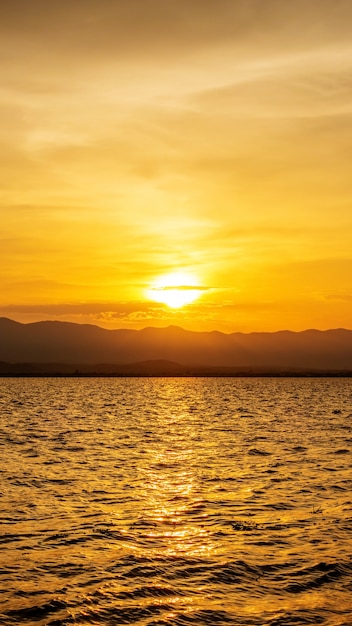 Zonsondergangscène bij Phayao-Meer in het Noorden van Thailand.