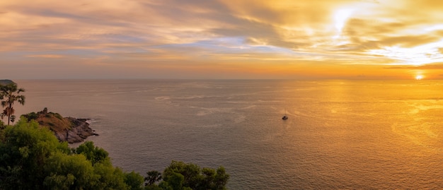 Zonsondergangscène bij Phromthep-Kaap het beste gezichtspunt van de aardzonsondergang in Phuket, Thailand