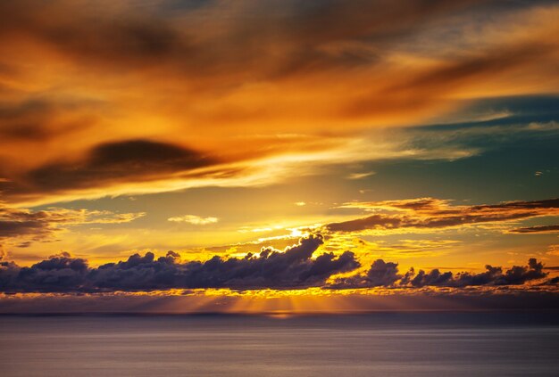 Zonsondergangscène boven zee