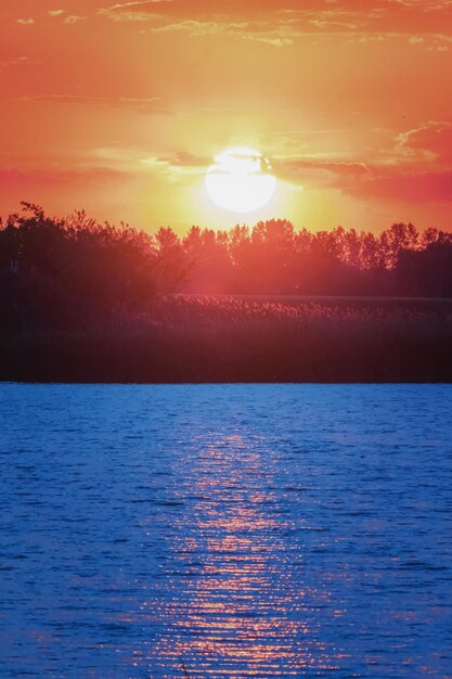 Zonsondergangscène over meer, zonsondergang op het wateroppervlak