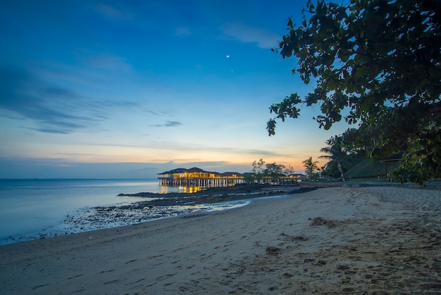 zonsondergangsfeer bij de strandvilla en houten pier van Barelang