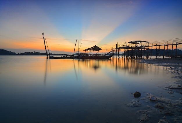 zonsondergangsfeer in het vissersdorp en de houten pier
