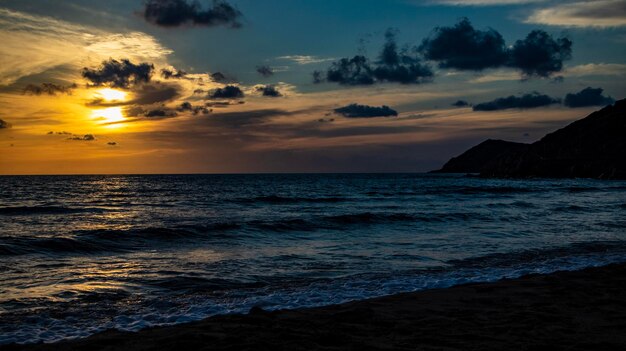 Zonsondergangshow over de zee in Sardinië, Italië