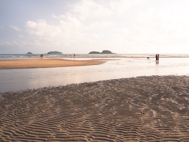 Zonsondergangstrand in Thailand.