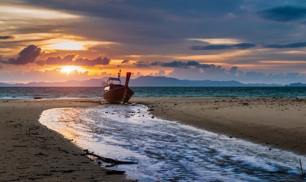 Zonsondergangtijd bij het strand met schemering lanscape.