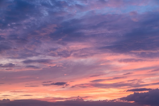 Zonsondergangwolk en hemel